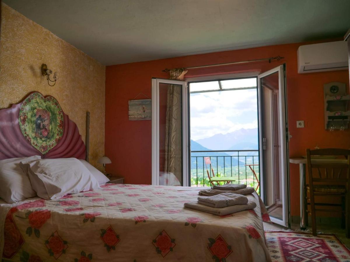 Η Φωλιτσα Hotel Karpenísion Exterior foto